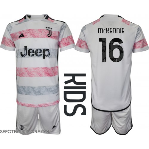 Juventus Weston McKennie #16 Replika babykläder Bortaställ Barn 2023-24 Kortärmad (+ korta byxor)